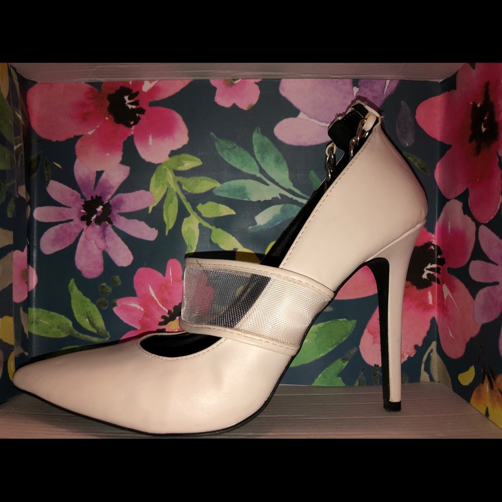 White pump with ankle chain